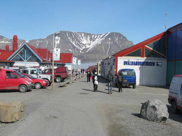 longyearbyen_roland_07july 193.jpg - ... le parking et l'unique supermarché ...